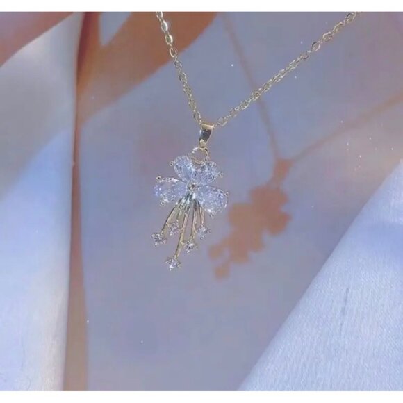 Gold-Plated Chain Necklace With Sparkling Crystal Flower Pendant - Picture 4 of 4